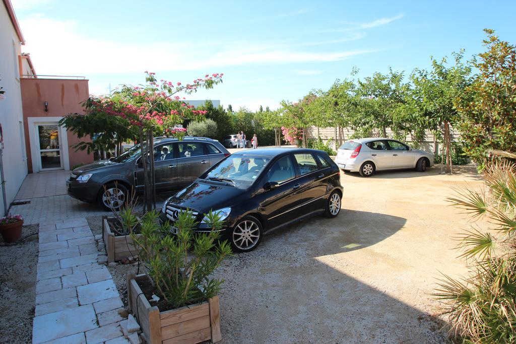 Hôtel et Résidence de la Transhumance Saint-Martin-de-Crau Exterior foto